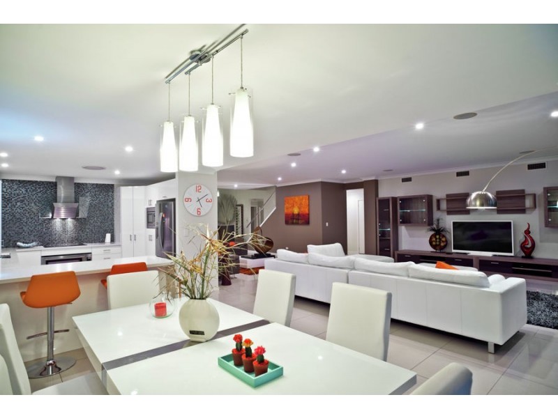 87 Te Peters Drive, Broadbeach Waters QLD 4218