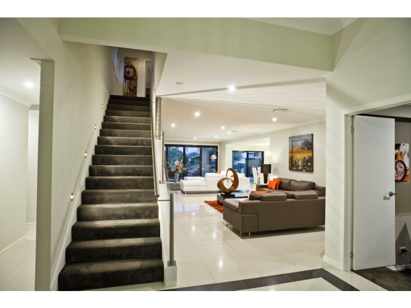 87 Te Peters Drive, Broadbeach Waters QLD 4218