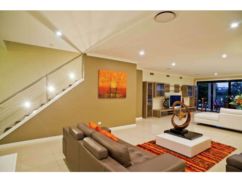 87 Te Peters Drive, Broadbeach Waters QLD 4218