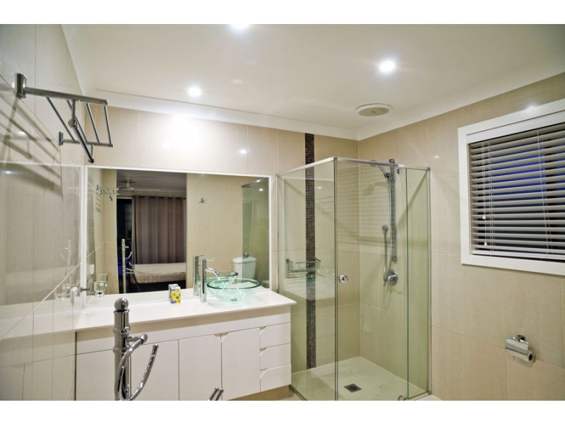 87 Te Peters Drive, Broadbeach Waters QLD 4218