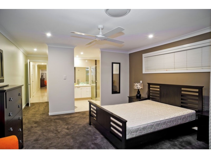 87 Te Peters Drive, Broadbeach Waters QLD 4218