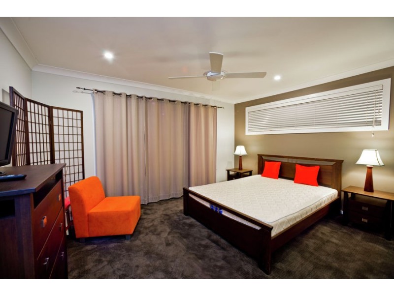87 Te Peters Drive, Broadbeach Waters QLD 4218