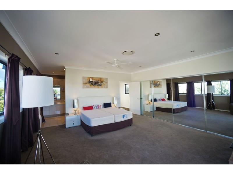 87 Te Peters Drive, Broadbeach Waters QLD 4218