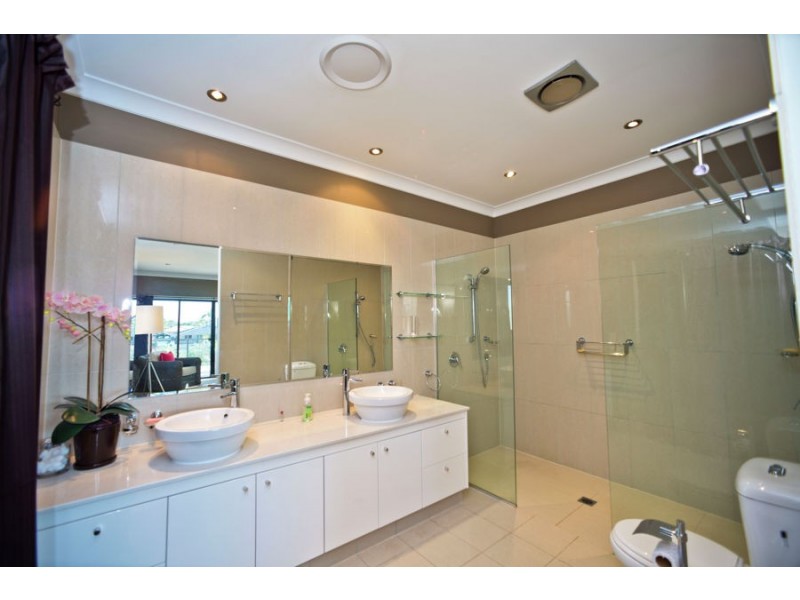 87 Te Peters Drive, Broadbeach Waters QLD 4218