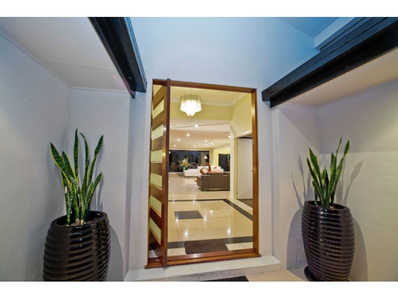 87 Te Peters Drive, Broadbeach Waters QLD 4218