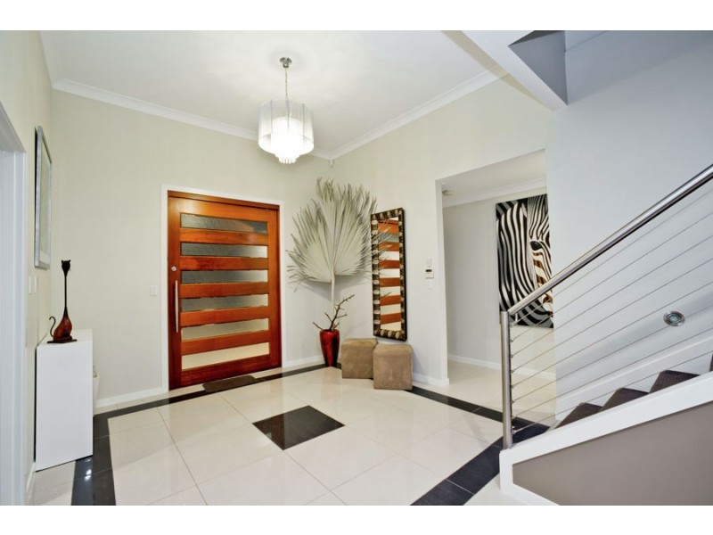 87 Te Peters Drive, Broadbeach Waters QLD 4218