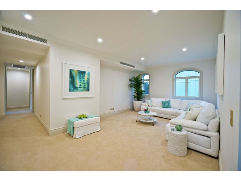 19/42-44 Brighton Parade, Southport QLD 4215