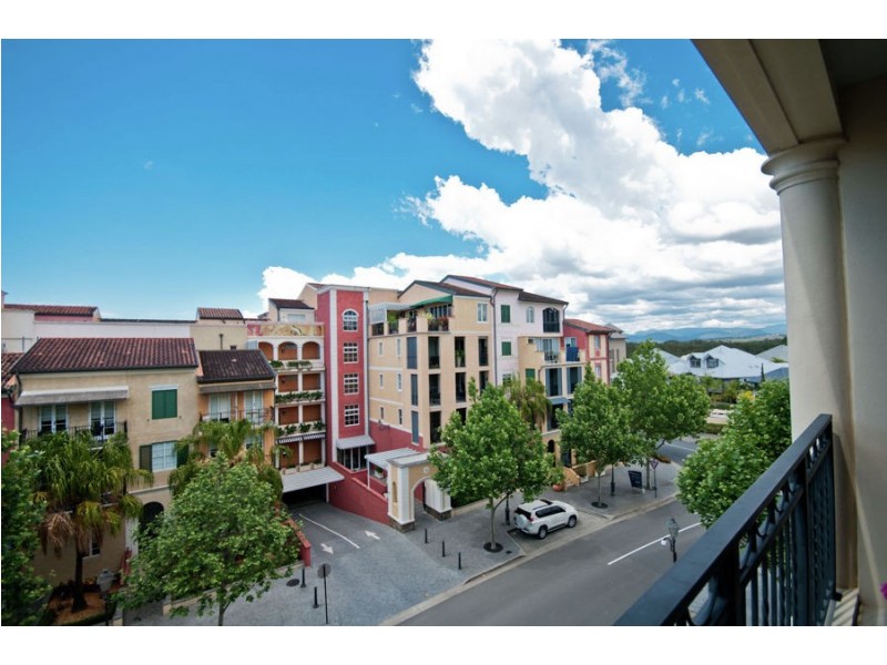1035/ 3029 The Boulevard, Carrara QLD 4211