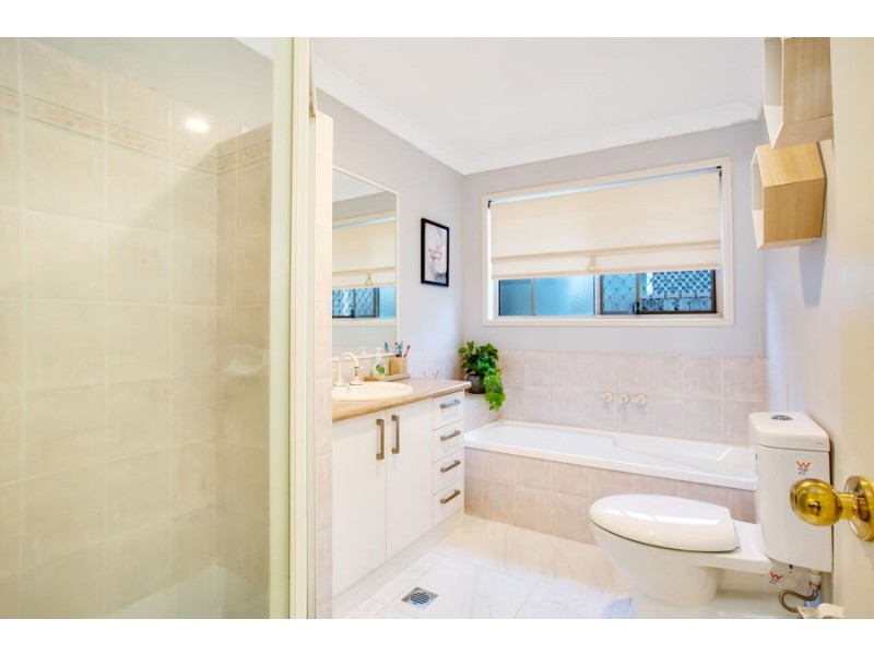 5 Illinois Court, Varsity Lakes QLD 4227