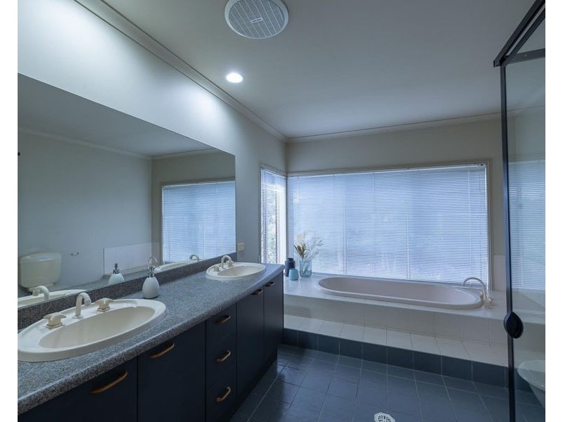 467 Pineridge Road, Runaway Bay QLD 4216