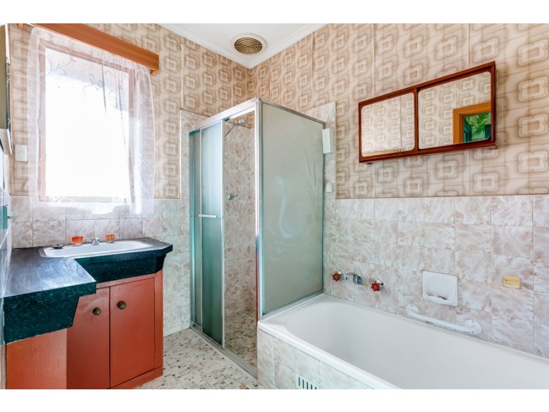 15 Hinton Avenue, Para Hills SA 5096