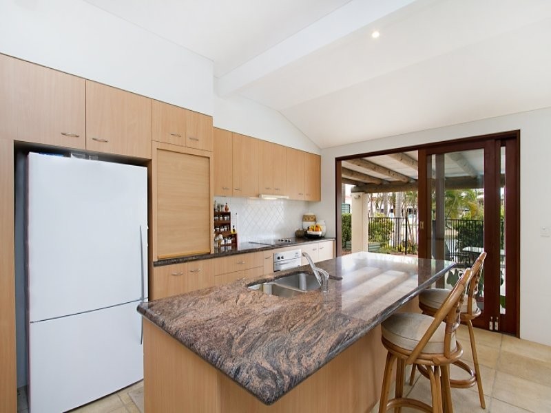 5 Maureen Court, Broadbeach Waters QLD 4218