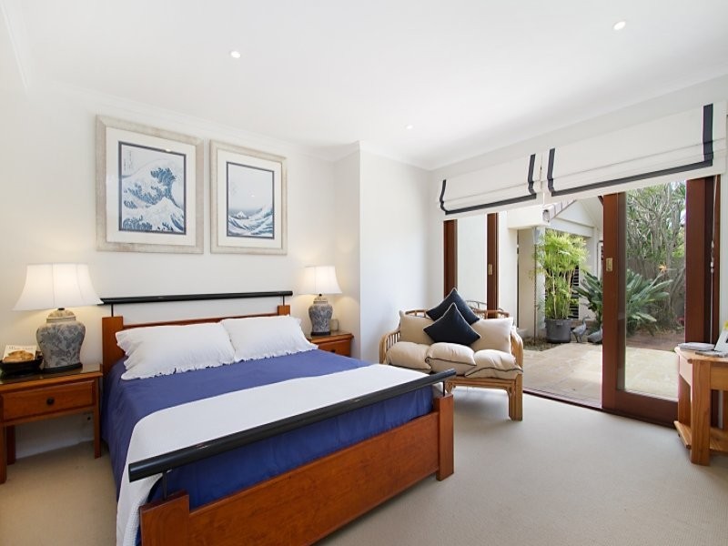 5 Maureen Court, Broadbeach Waters QLD 4218