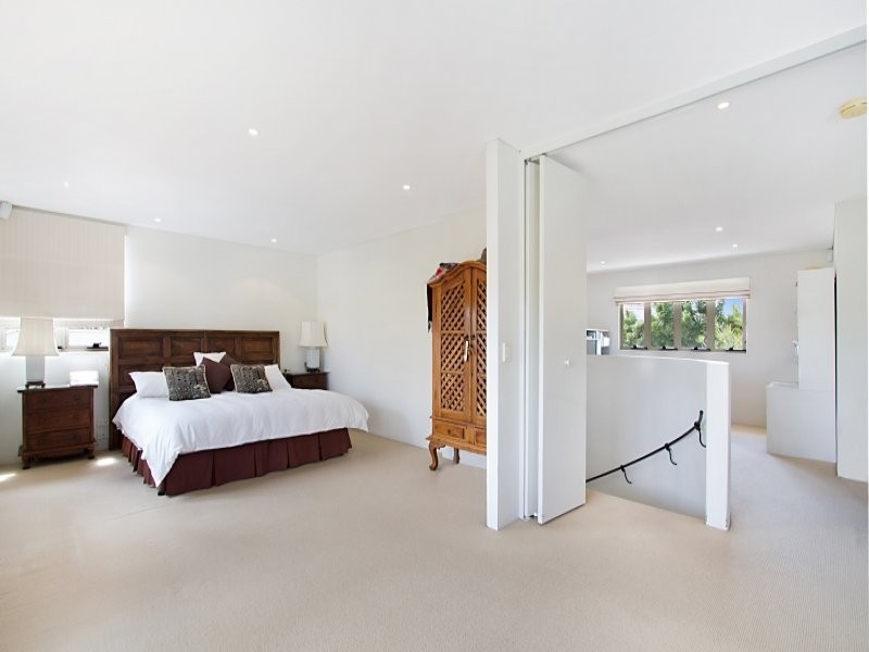 5 Maureen Court, Broadbeach Waters QLD 4218