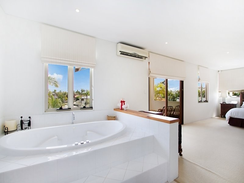 5 Maureen Court, Broadbeach Waters QLD 4218