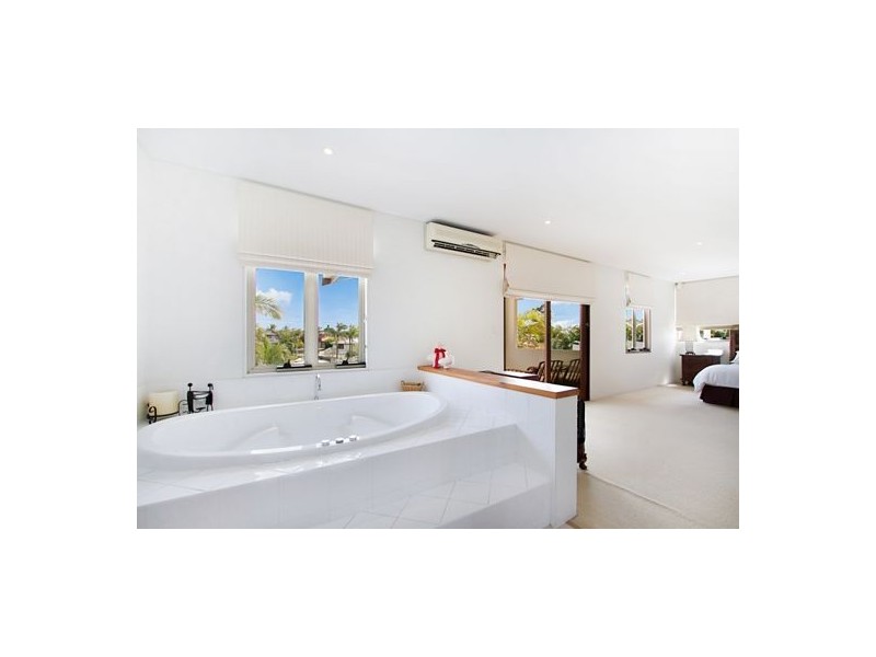5 Maureen Court, Broadbeach Waters QLD 4218