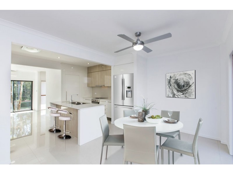 819 Creek Road, Carindale QLD 4152