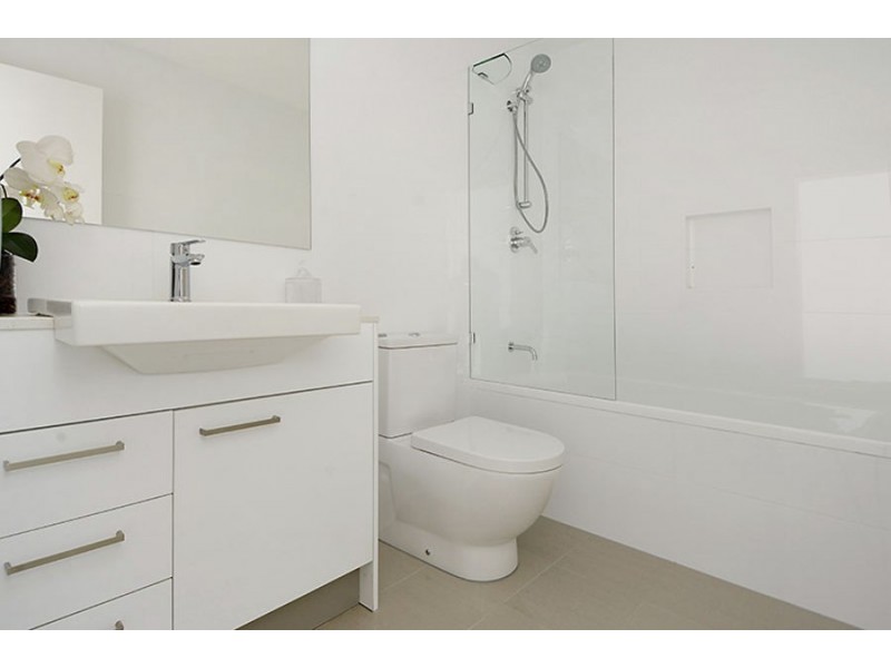 2 & 4 19 Pickwick Street, Cannon Hill QLD 4170