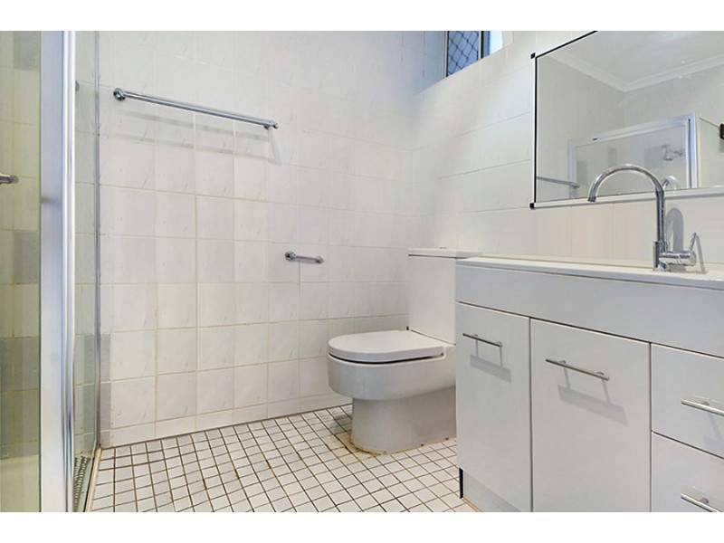 1 / 24 Weston St, Coorparoo QLD 4151