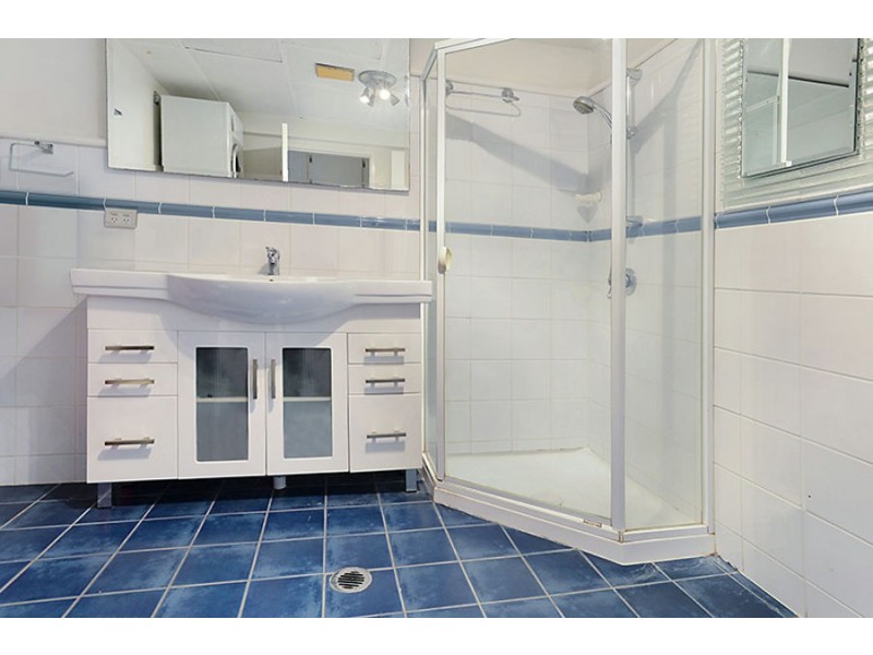 2/11 Raby Road, Coorparoo QLD 4151