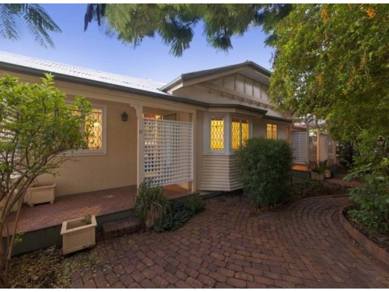 17 Welwyn Cr, Coorparoo QLD 4151