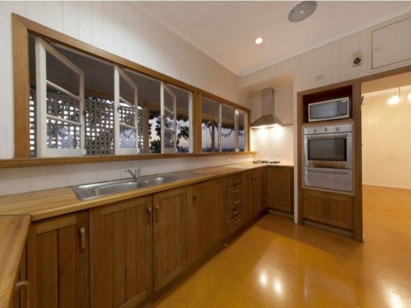 17 Welwyn Cr, Coorparoo QLD 4151