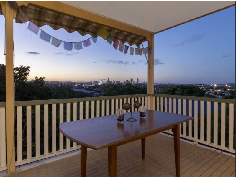 17 Welwyn Cr, Coorparoo QLD 4151