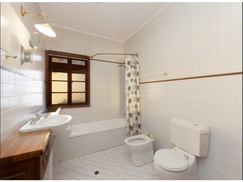 17 Welwyn Cr, Coorparoo QLD 4151