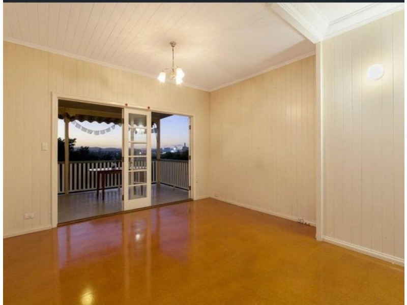 17 Welwyn Cr, Coorparoo QLD 4151