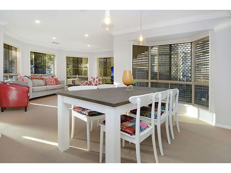 15 Clearmount Crescent, Carindale QLD 4152