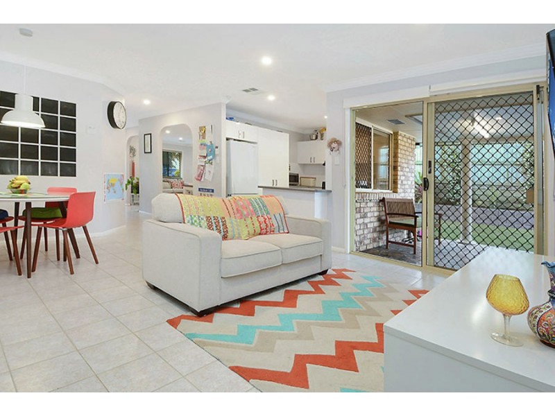 15 Clearmount Crescent, Carindale QLD 4152