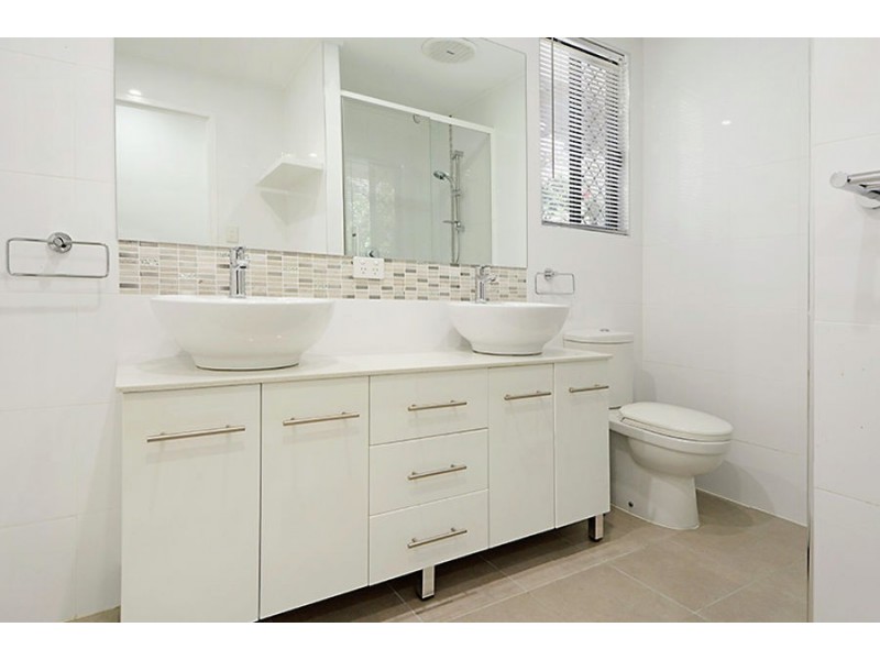 20 Lant Street, Chapel Hill QLD 4069