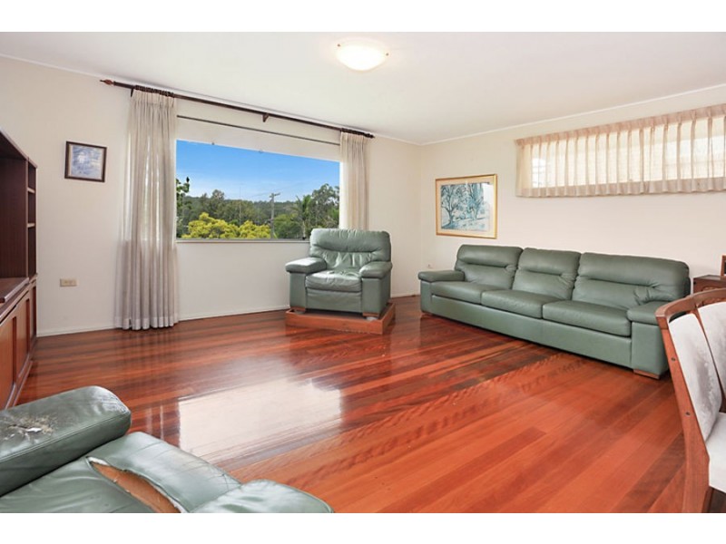 5 Dobbs St, Holland Park West QLD 4121