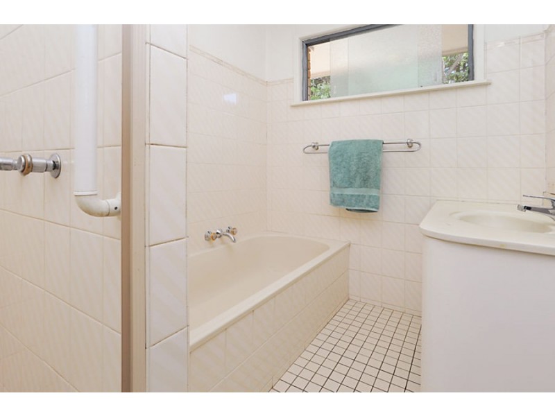 5 Dobbs St, Holland Park West QLD 4121