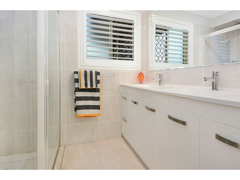 15 Clearmount Crescent, Carindale QLD 4152