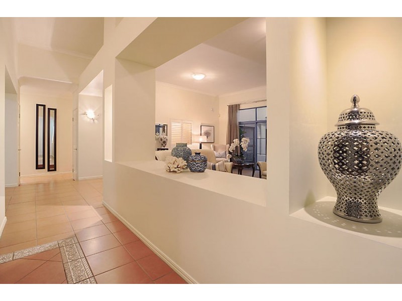 16 Newbury Place, Carindale QLD 4152