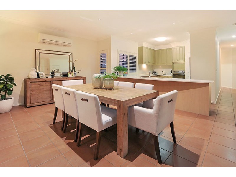 16 Newbury Place, Carindale QLD 4152