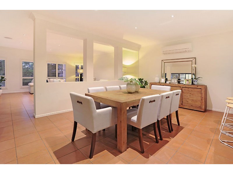 16 Newbury Place, Carindale QLD 4152