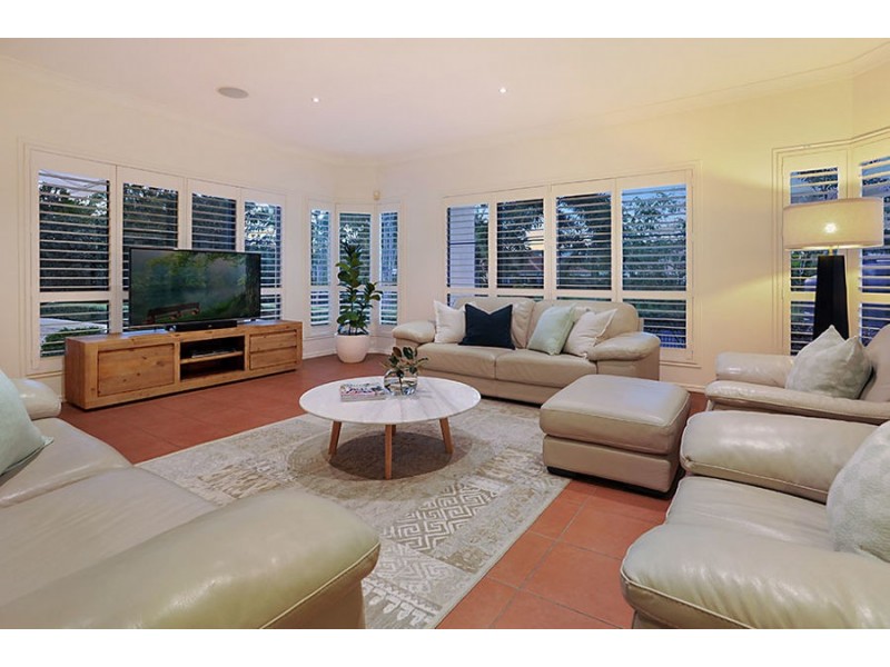 16 Newbury Place, Carindale QLD 4152