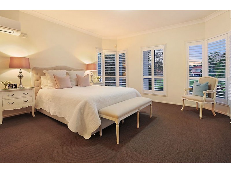 16 Newbury Place, Carindale QLD 4152