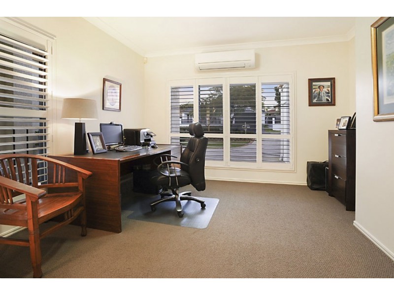 16 Newbury Place, Carindale QLD 4152