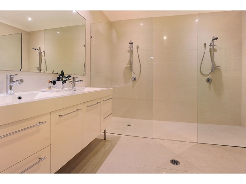 16 Newbury Place, Carindale QLD 4152