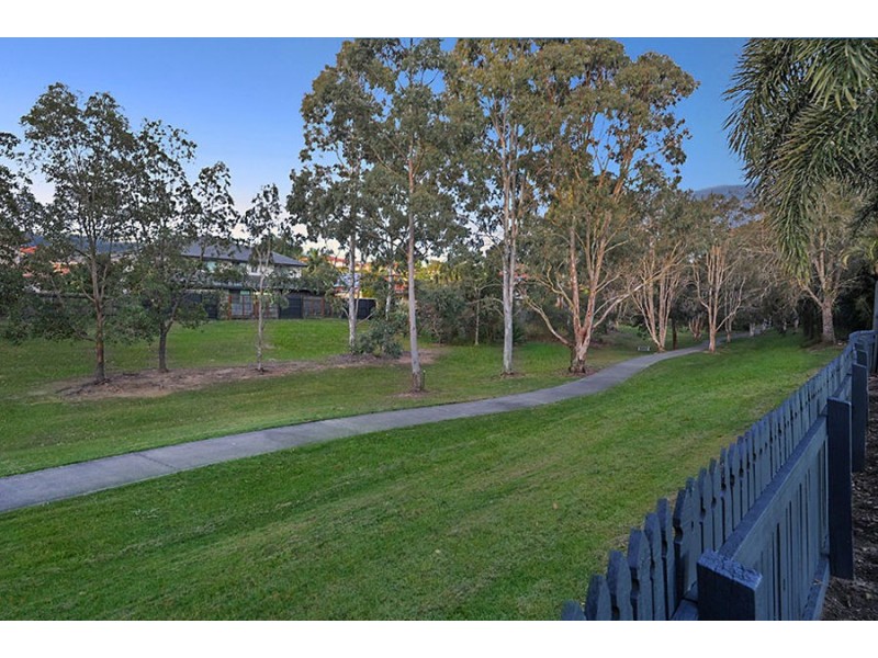 16 Newbury Place, Carindale QLD 4152