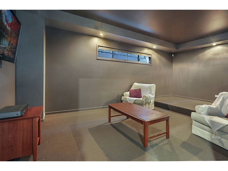 11 Rowsley Street, Greenslopes QLD 4120