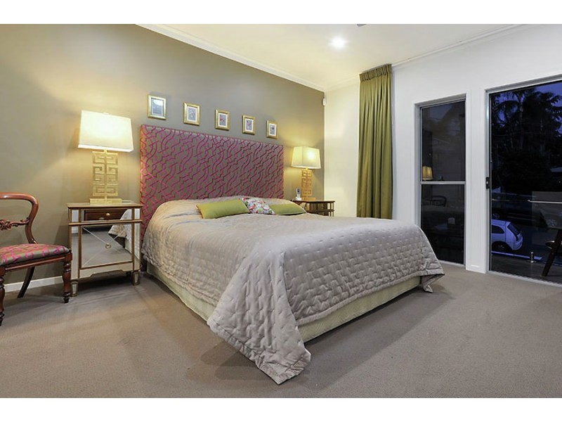 11 Rowsley Street, Greenslopes QLD 4120