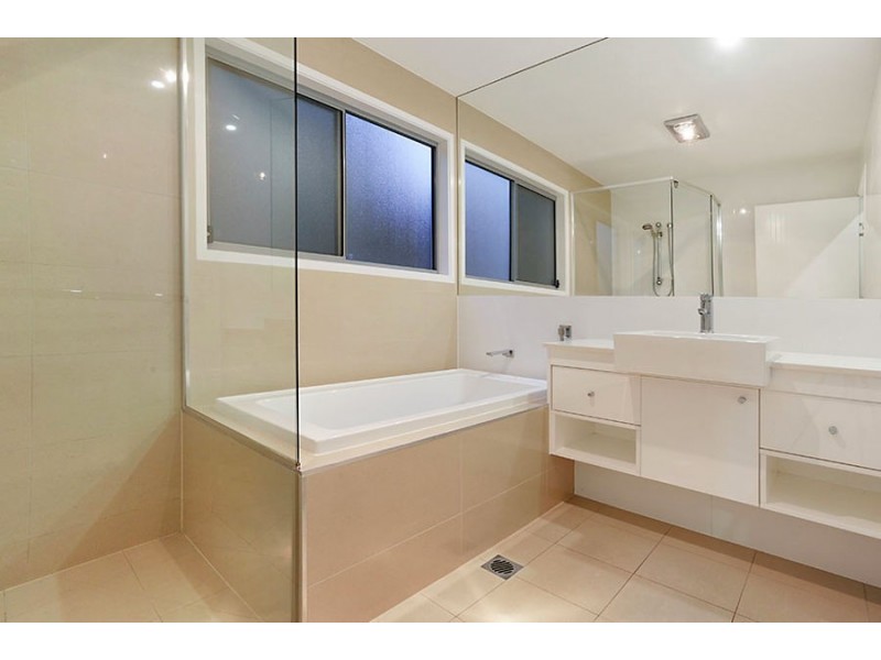 11 Rowsley Street, Greenslopes QLD 4120