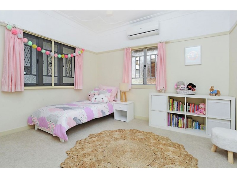 64 Raff Avenue, Holland Park QLD 4121