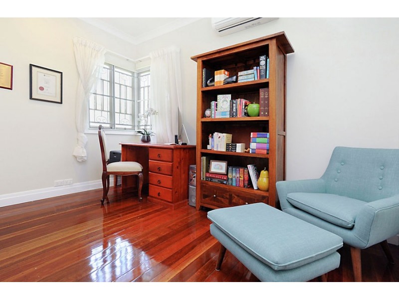 20 Iveagh Avenue, Holland Park West QLD 4121