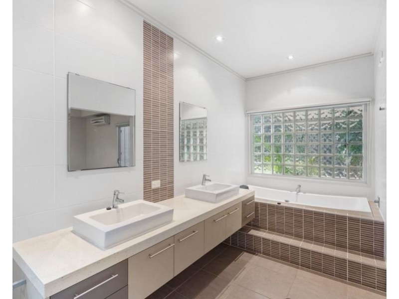 52 Framont Ave, Holland Park QLD 4121