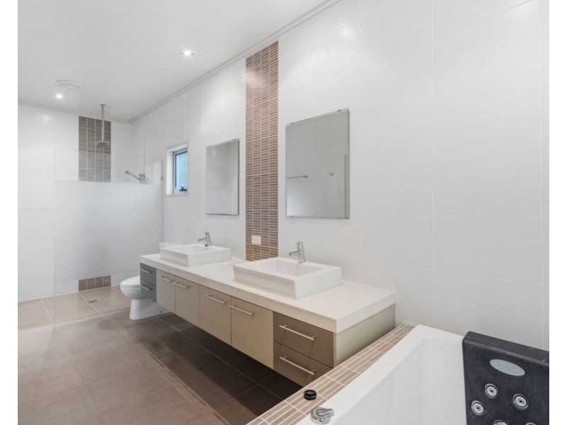 52 Framont Ave, Holland Park QLD 4121